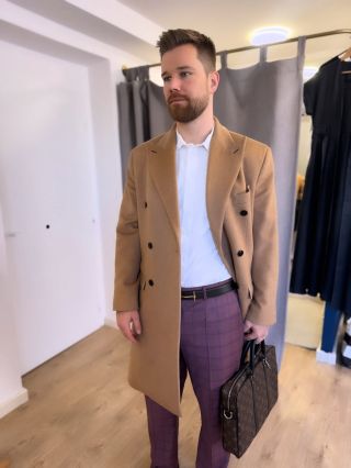 Pan Auditor v outfitu Hermine Atelier. Košile Kalhoty Kašmírový kabát Vše na míru 🩶
