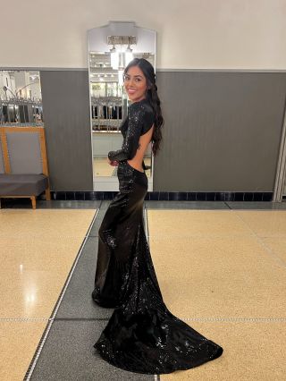 Únor 23 a Český ples. Nejkrásnější Sara na celým plese a můj rytíř odvoz a dovoz 🤍 tyto šaty naprosto miluji doteď....